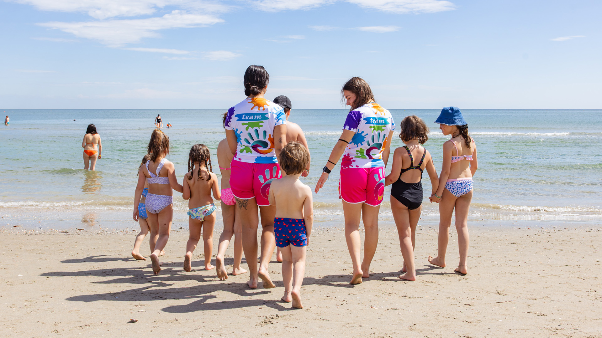 Famiglia gioca e colora insieme in un vivace ambiente per bambini.