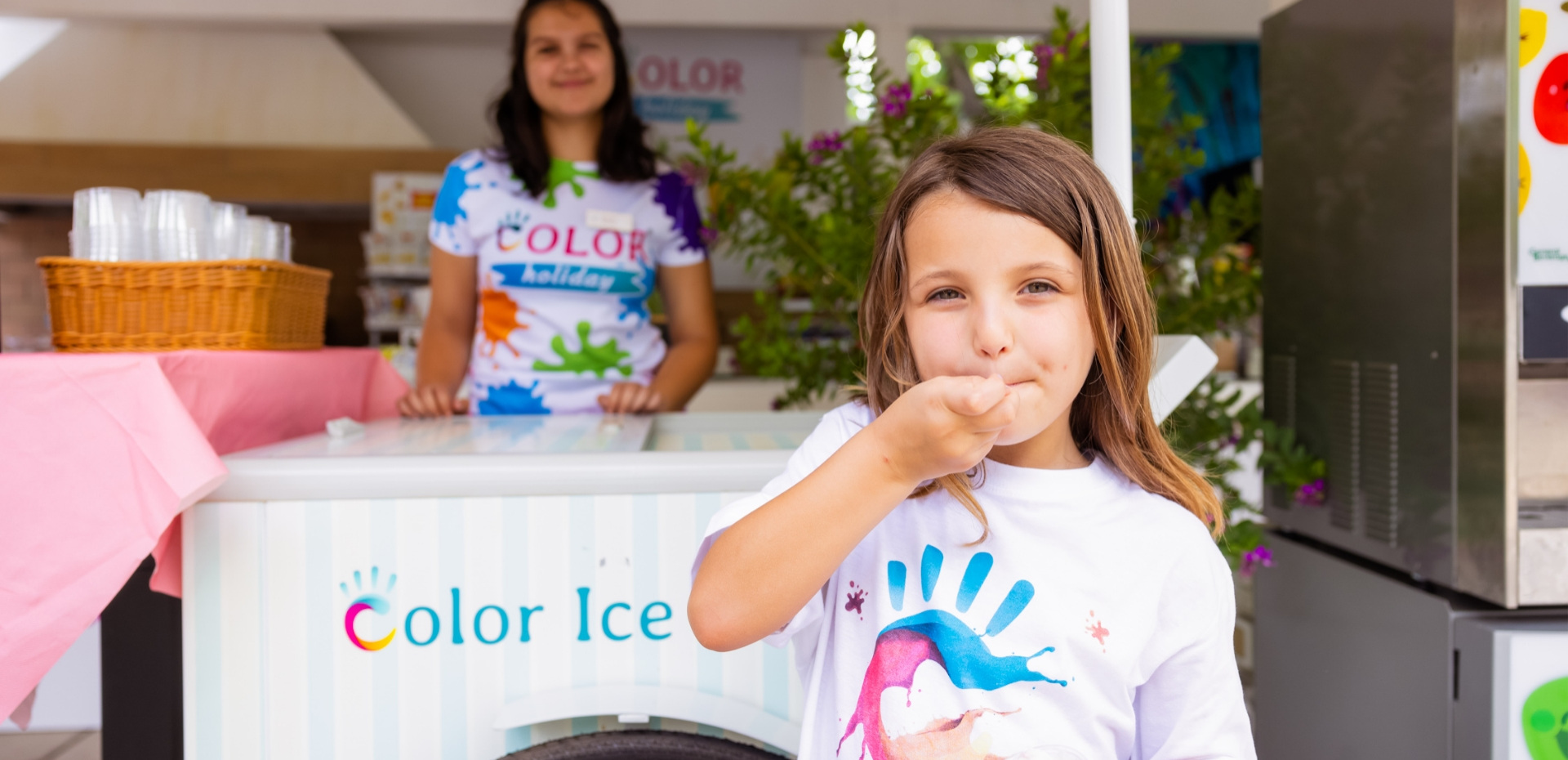 Glückliches Mädchen isst Eis, Lächeln und lebendige Farben.