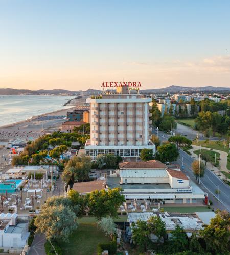 Hôtel en bord de mer au coucher du soleil, ambiance relaxante et vue imprenable.