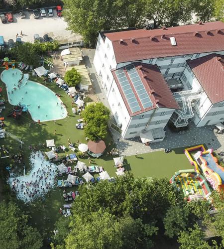 Vue aérienne d'un parc aquatique avec piscines et toboggans, entouré de nature.