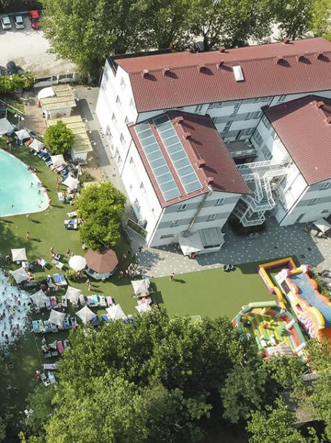 Vue aérienne d'un parc aquatique avec piscines et toboggans, entouré de nature.