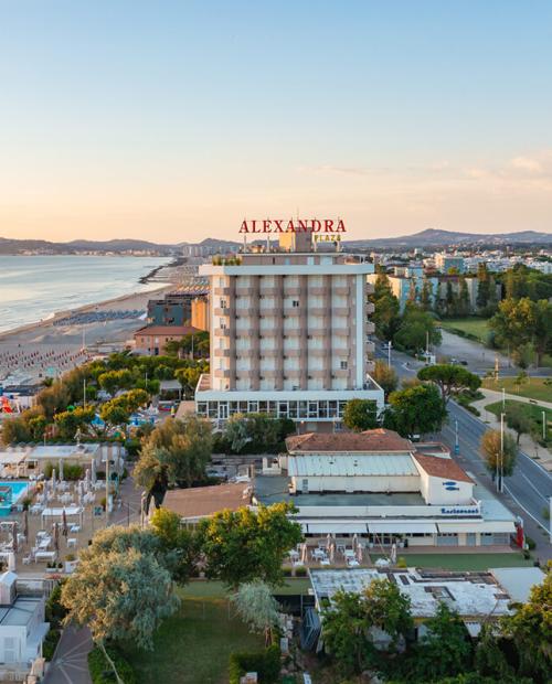 Hotel sulla spiaggia al tramonto, atmosfera rilassante e panoramica mozzafiato.