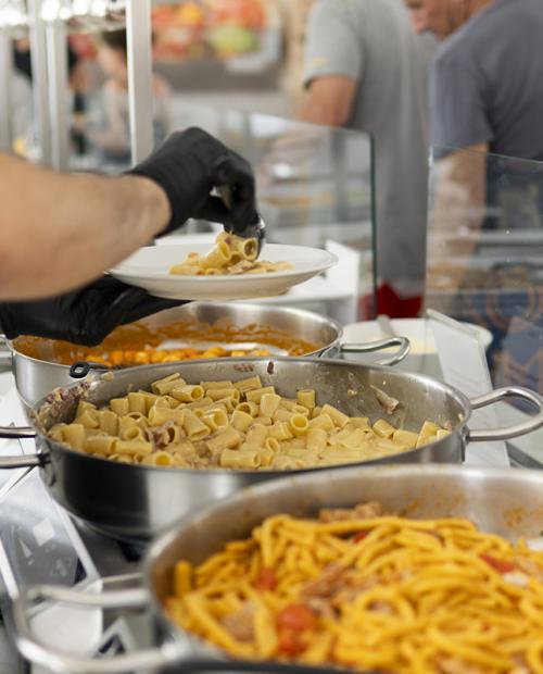 Elegantes Restaurant mit runden Tischen, weißen Stühlen und sanfter Beleuchtung.